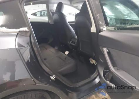 2025 Tesla Model Y Long Range Dual Motor All-Wheel Drive z USA, uszkodzony, nr VIN 7SAYGDED3SF269554